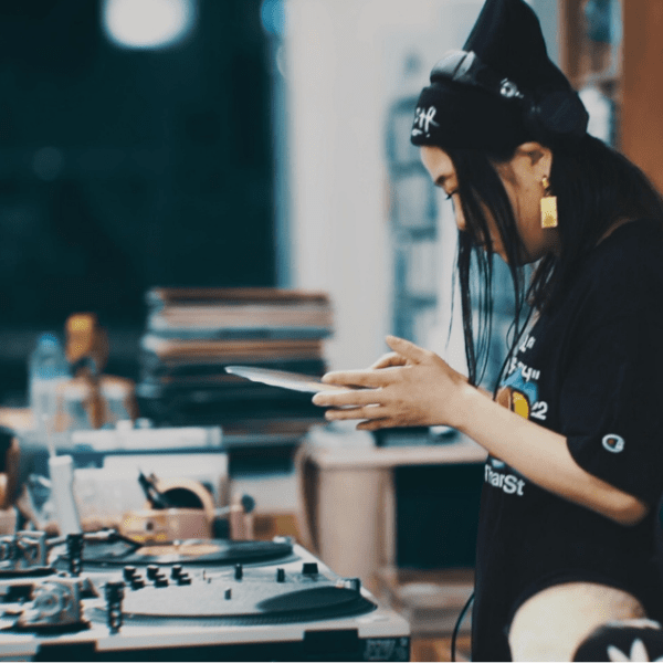 グレイテストヒッツレコードを聴く女性